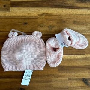 Baby Gap Baby Brannan hat and booties